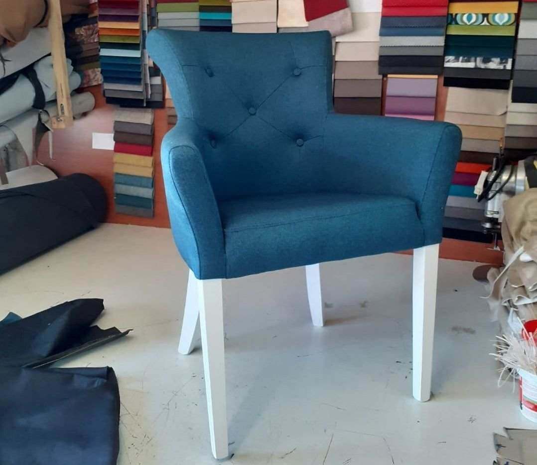 Plava fotelja sa belim nogarama