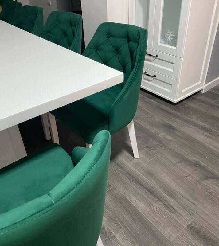 Tapacirane zelene fotelje,sto i vitrina