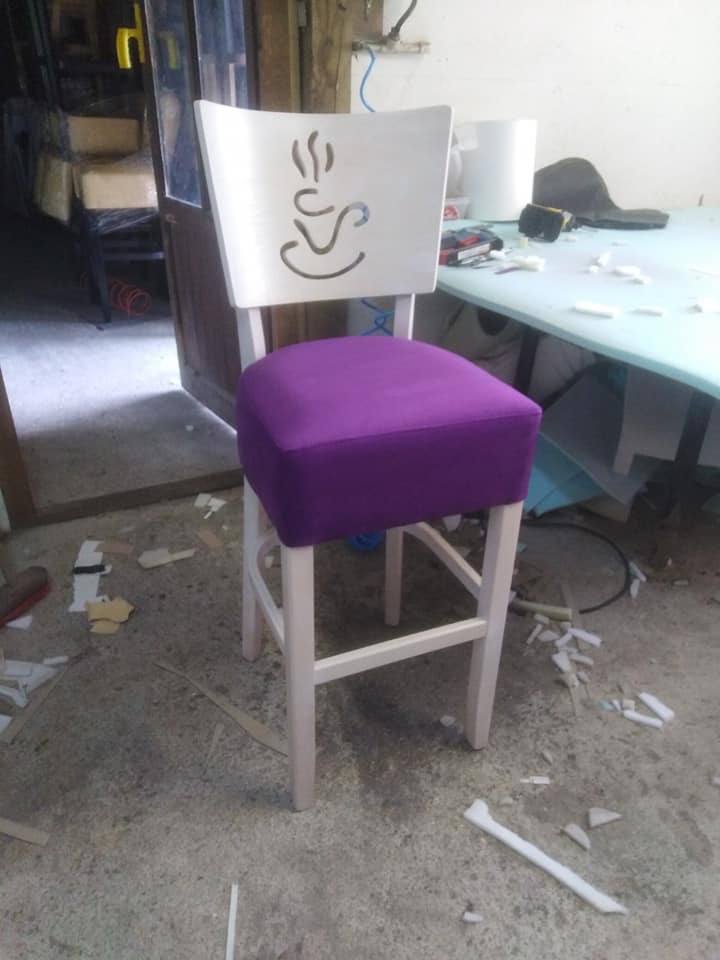 Lila barska stolica sa gravurom