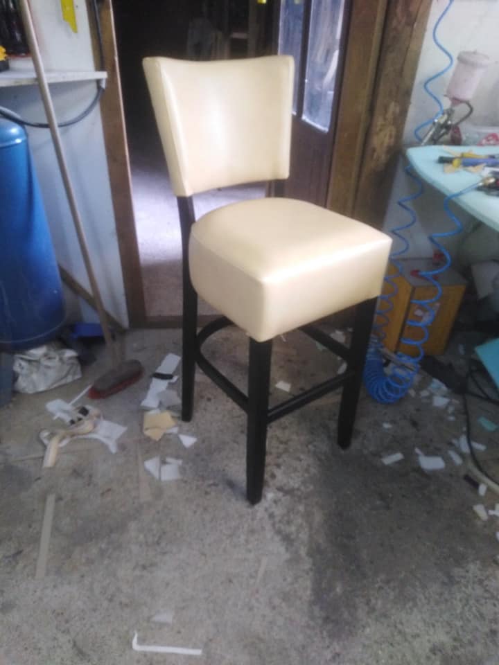 Barska stolica sa crnim nogarama