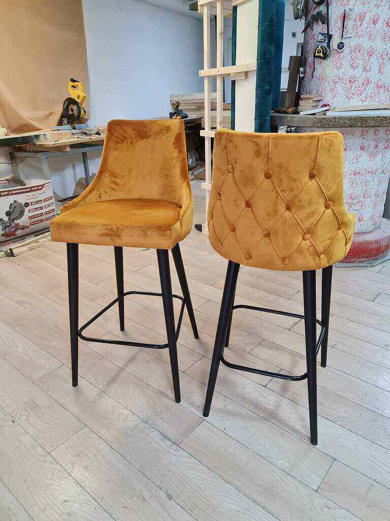 Dve barske stolice u radionici