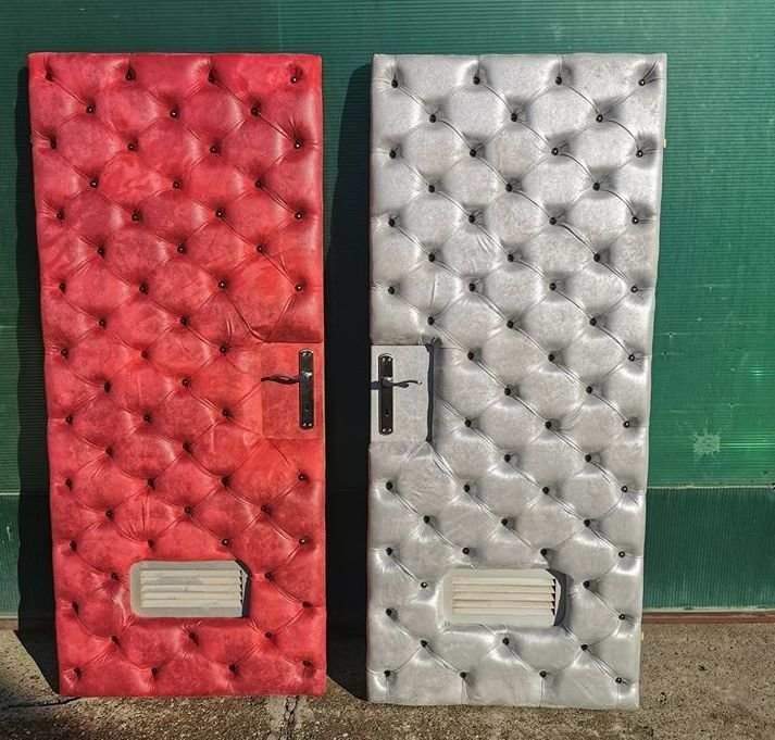 Tapacirana vrata u beloj i crvenoj boji